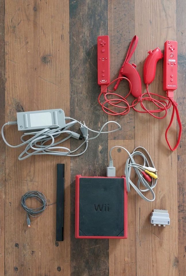 Nintendo Wii mini in rot mit 2 Controllern und Nunchuks in Bochum