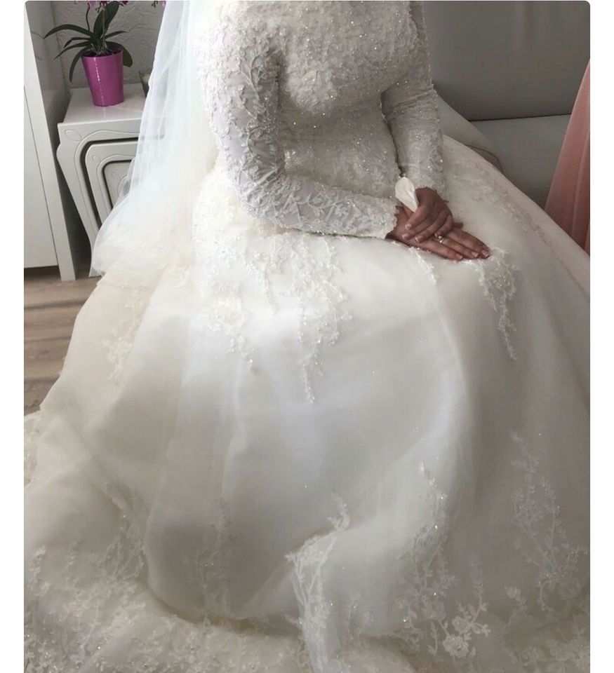 Brautkleid mit Spitze und feinen Perlen in München