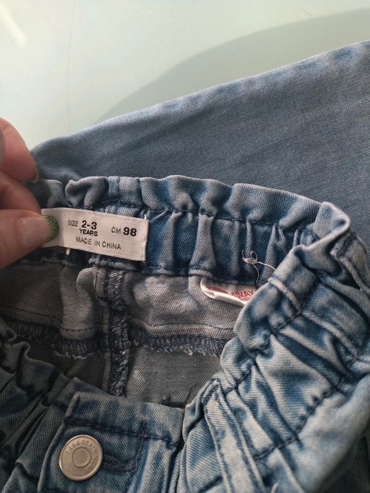 Jeans 98 Mädchen Zara in Laupheim