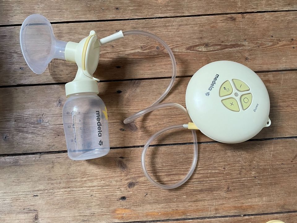 Medela Swing Pumpe mit Symphony Pumpset und Calma Flasche in Köln