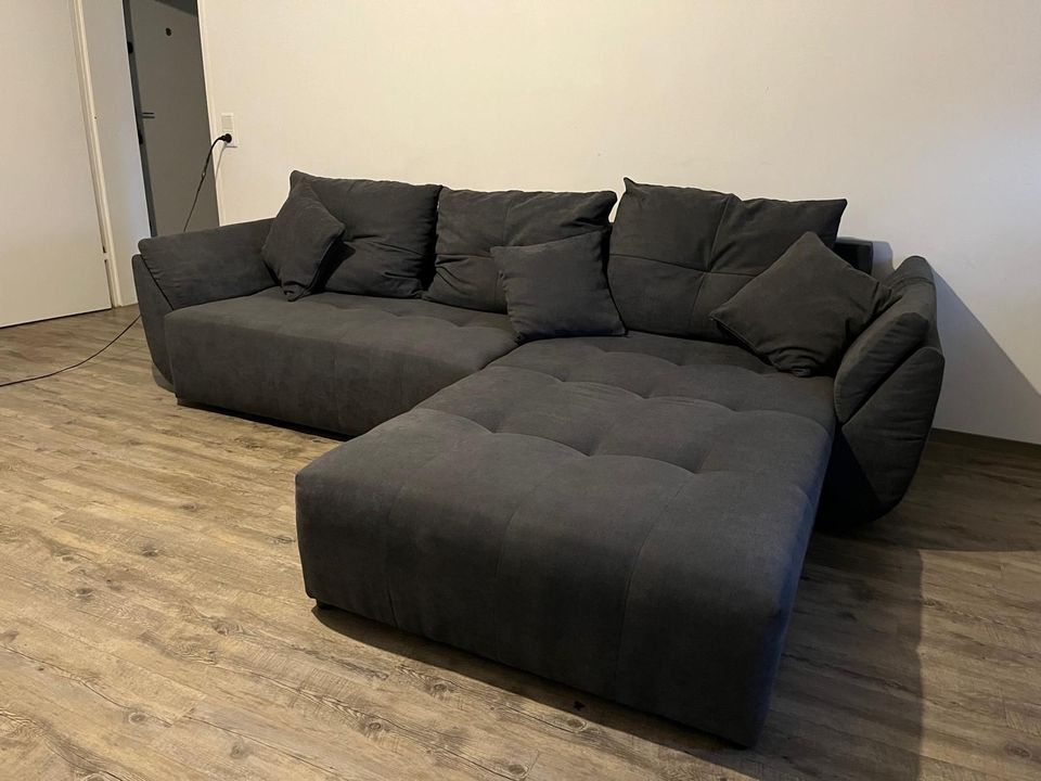 Fast neues Sofa (NUR NOCH BIS MORGEN!) in Duisburg