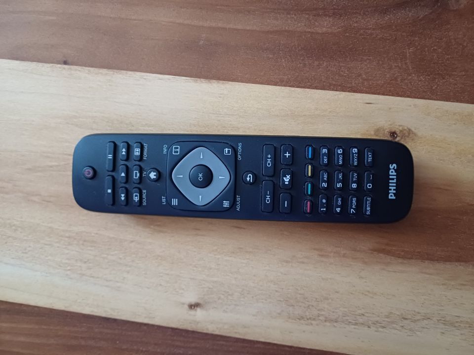 Philips 32PFL3517H/12 TV Fernseher mit Fuß und Fernbedienung in Wirschweiler