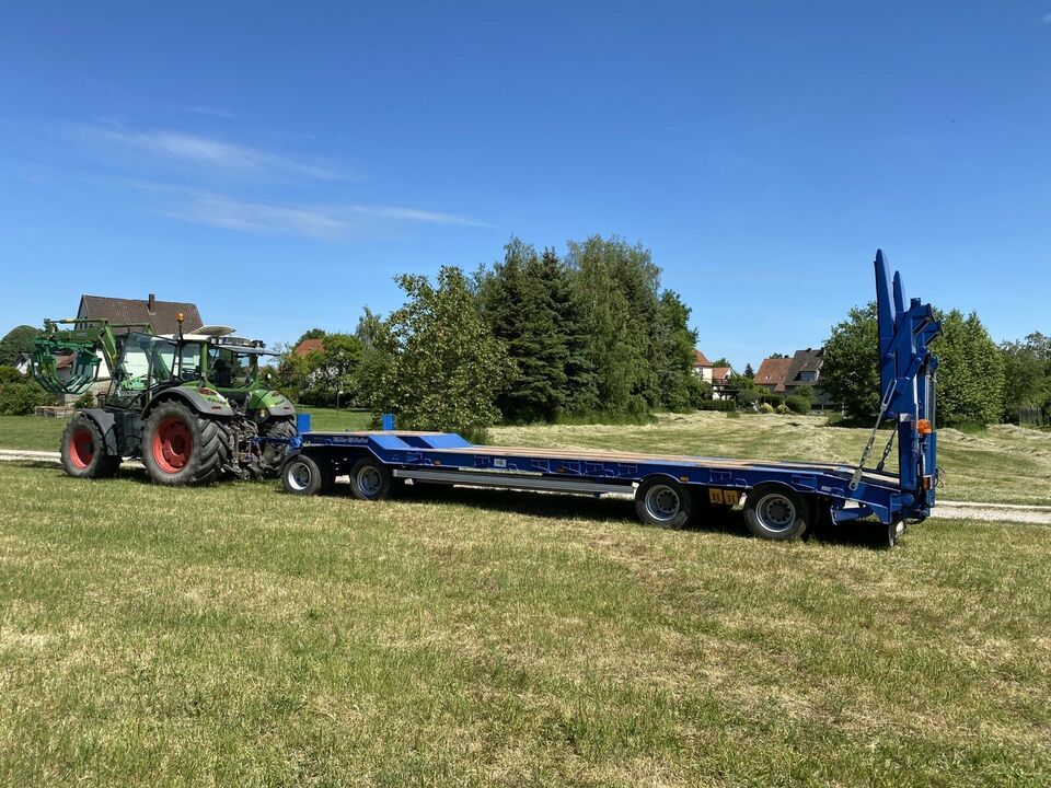 Baggertransporte und Schwerlasttransporte mit 40 to Tieflader in Bad Salzuflen