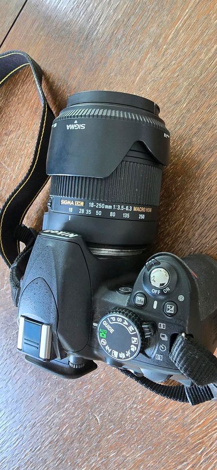 Nikon D3100 plus Sigma 18-250 Objektiv Spiegelreflex SLR DSLR in Halle