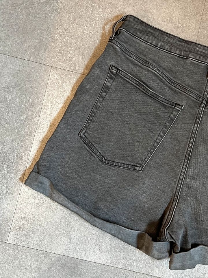 H&M Mom Shorts Ultra high waist kurze Hose Jeans Pants 46 grau in Dortmund