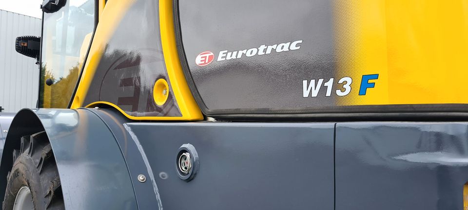 Eurotrac W13F - Für anspruchsvolle Lasten und Arbeiten geeignet - Mit Knick-Pendellenkung, Planetenachsen und zweistufigem Antrieb ausgestattet - Schneller hydraulischer Schnellwechsler inklusive in Gnevkow