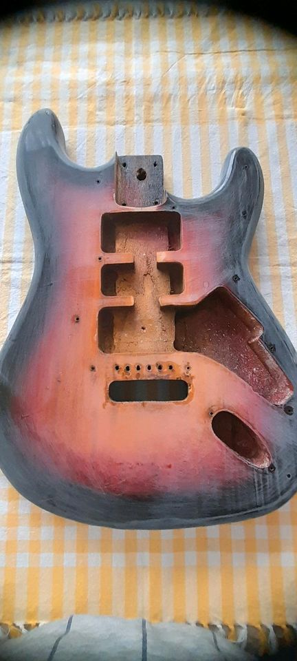 Suche-alte E. Gitarre  die im Keller liegen? in Köln