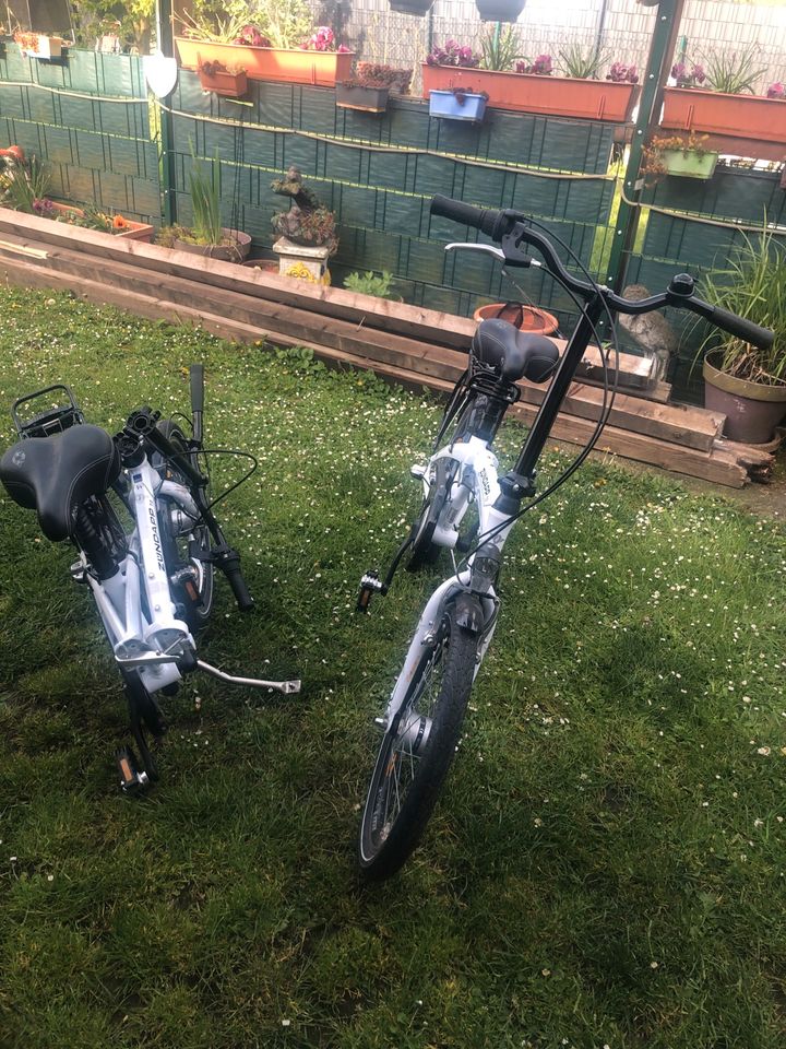 Zwei Mini Klappfahrräder von Zündapp in Grevenbroich