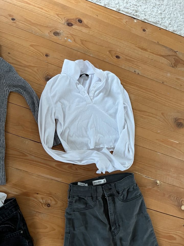 Bershka Jeans Pull & Bear LA Shirts XS oder 32 Set in Detmold