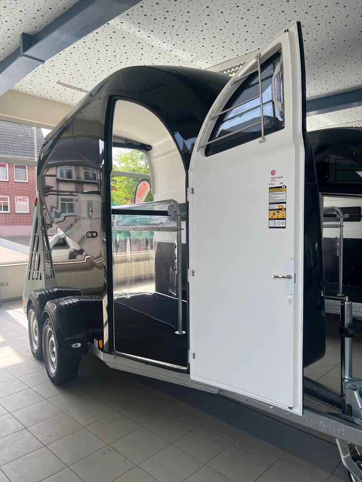 Careliner M Pferdetransporter Pferdeanhänger NEU, schwarz in Bad Arolsen