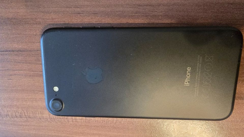 Apple Iphone 7 256 GB Schwarz mit Ladekabel in Holzminden