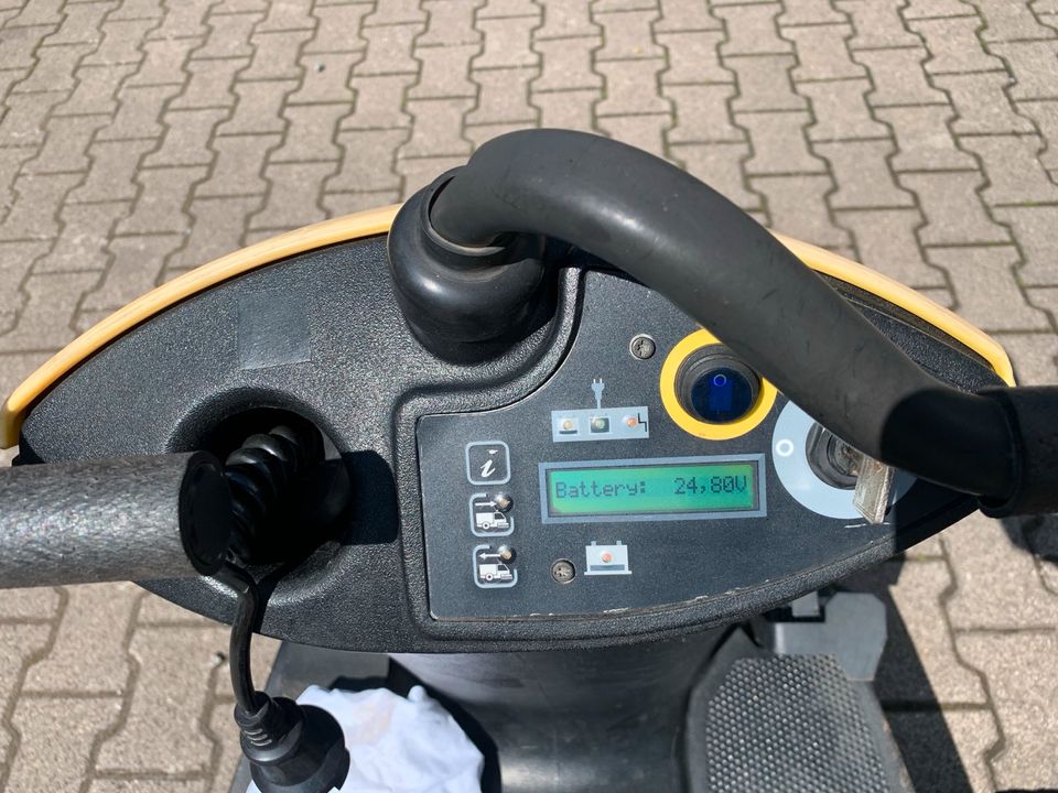 Kärcher Aufsitz Scheuer Saugmaschine Trike BR in Seelen