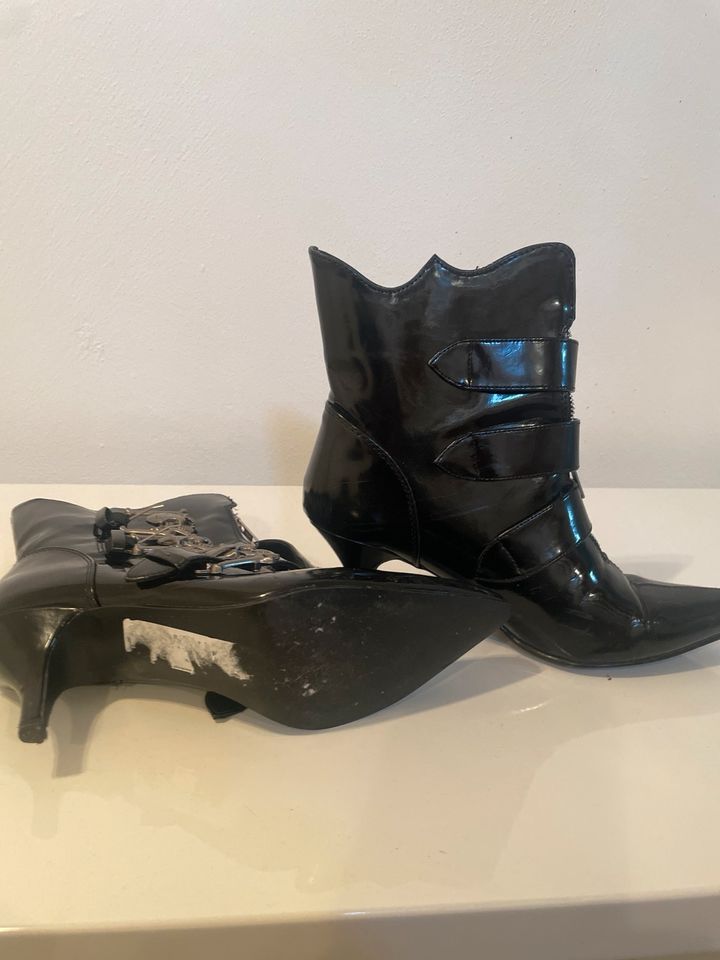 Stiefeletten Lack Demonia Gr.40 in Urbach