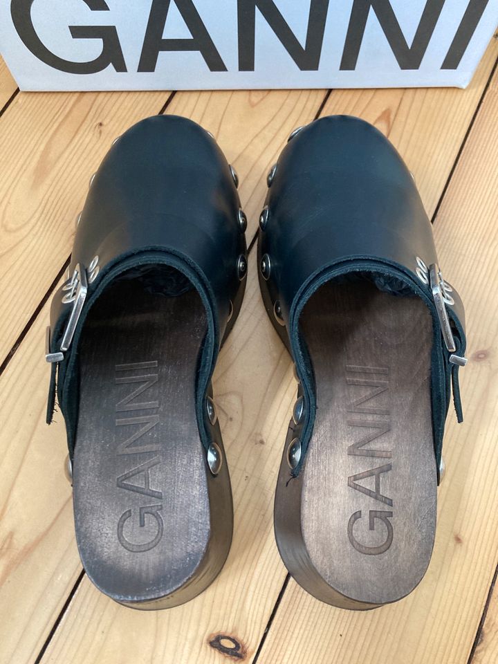 Ganni Clogs Pantoletten Mules Nieten Leder Holz Gr. 40 schwarz in Bielefeld