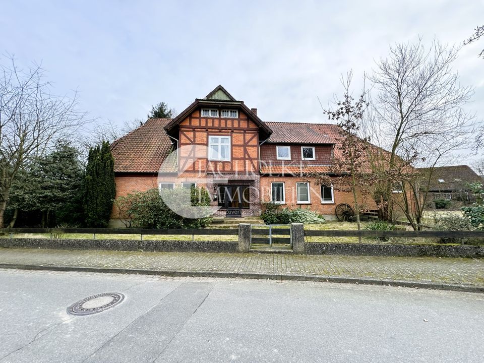 Um 1900 erbaute Fachwerk-Hofstelle mit rd. 2 ha Wiesen in Schwienau / Linden in Schwienau