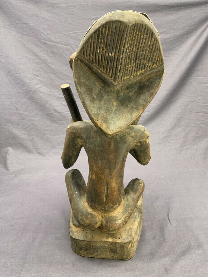 AFRIKA SKULPTUR SITZENDER MANN METALLAPPLIKEN ANTIK HOLZ HANDGESCHNITZT 42cm - Versand kostenlos - Wir sind für Sie da lokal in 86830 Schwabmünchen oder online ARTHOME24 in Schwabmünchen