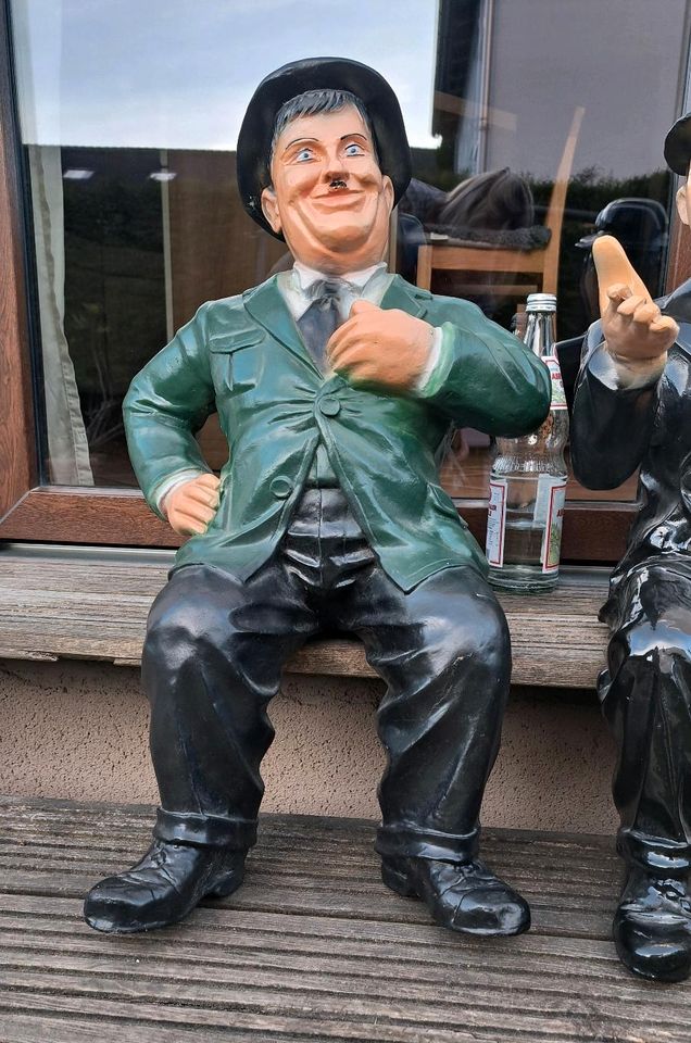 Dick & Doof Stan Laurel Oliver Hardy Figuren Treppensitzer in Burghausen