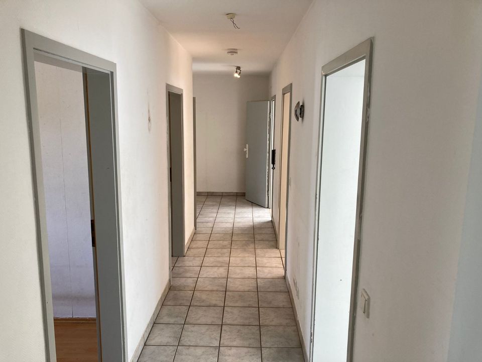 Gut geschnittene 4-Zimmer-Wohnung mit Balkon in Hofheim/Wallau [HMR-O11E05] in Hofheim am Taunus