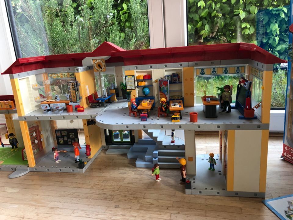 Große Playmobil Schule mit Turnhalle und Zubehör in Höhenkirchen-Siegertsbrunn