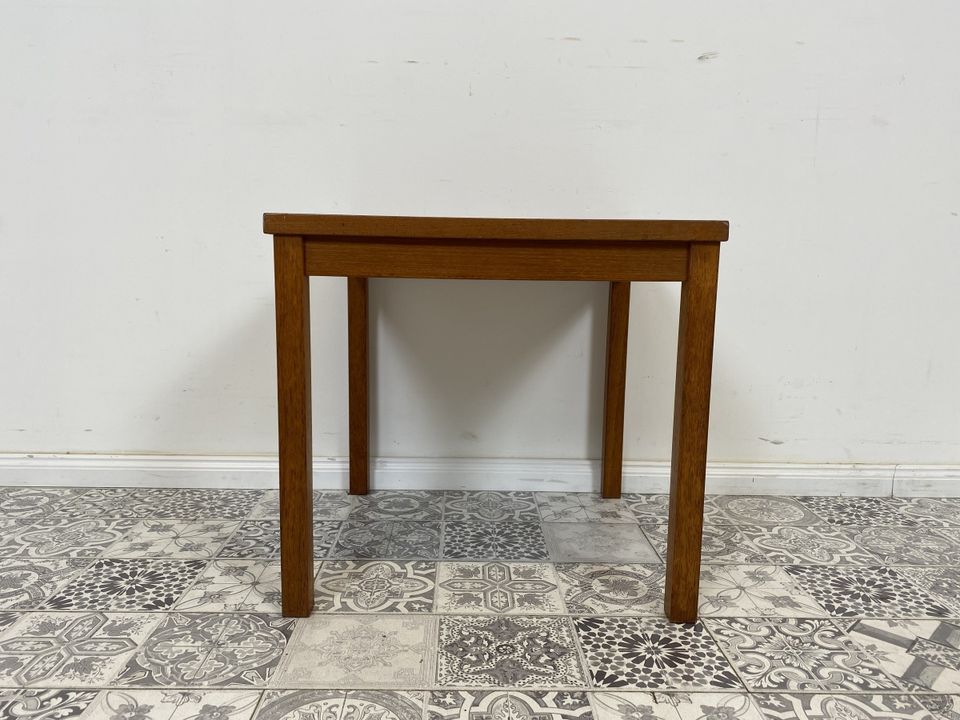 WMK Hübscher und gut erhaltener skandinavischer Couchtisch mit  kunstvollen Fliesen und geraden Beinen - Tisch Beistelltisch Kacheltisch Coffee Table Vintage Mid-Century - Lieferung möglich in Berlin