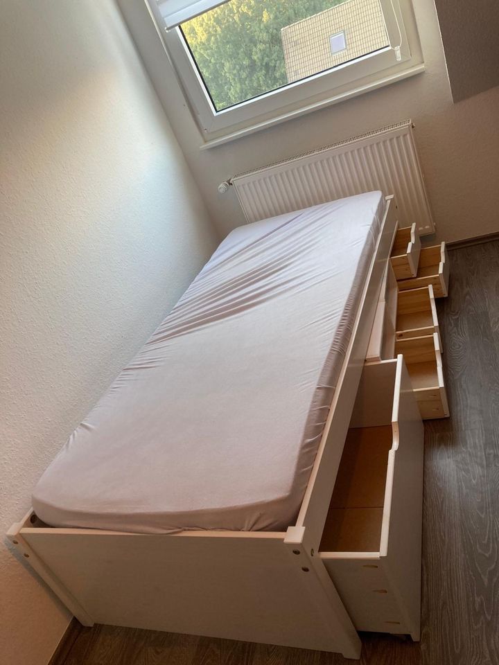 Jugend Bett mit Matratze dazu in Velbert