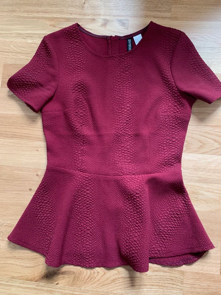 Süßes Rüschen Top von H&M Bordeaux rot WIE NEU in Freiburg im Breisgau