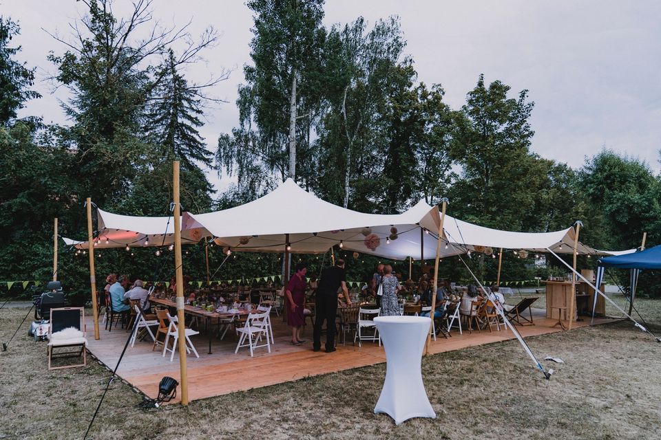 Outdoor Hochzeit Trauung Stühle Tische Vintage Boho mieten leihen in Sommerhausen Main