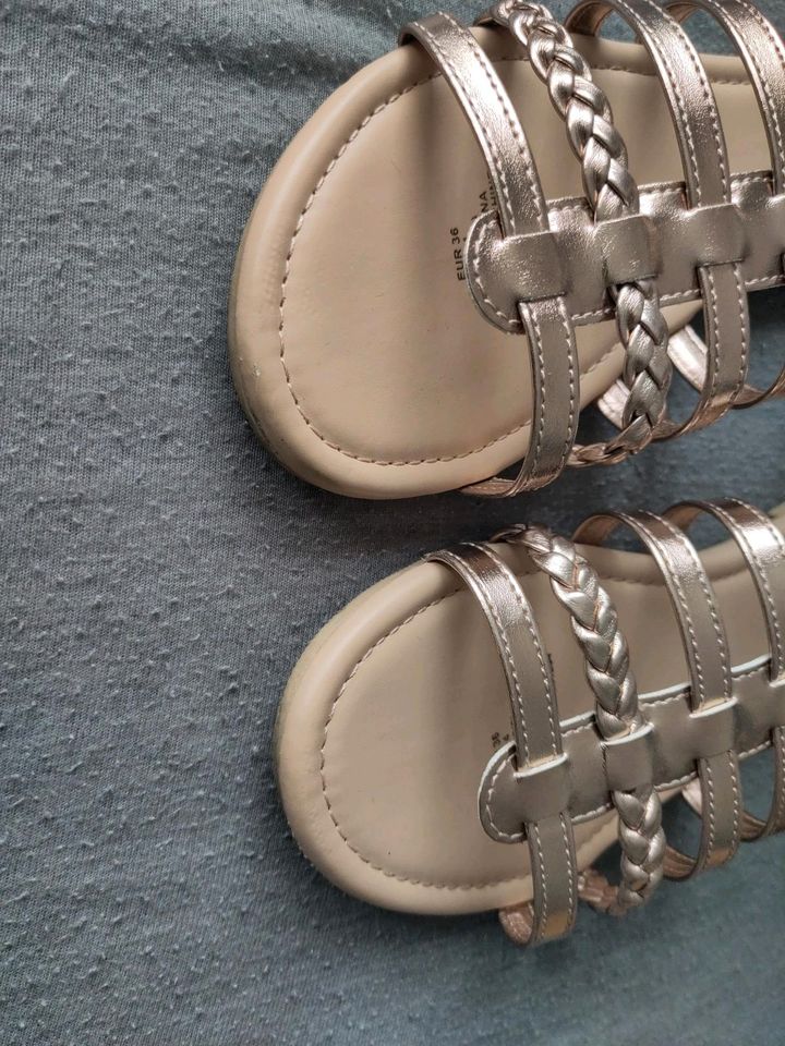 Sandalen 36 H&M fast neu glänzend Römersandalen  roségold in Igersheim