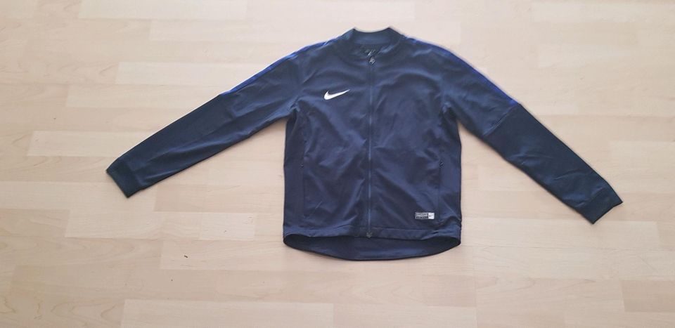 Nike Trainingsjacke Gr. M dunkelblau in Erlenbach am Main 