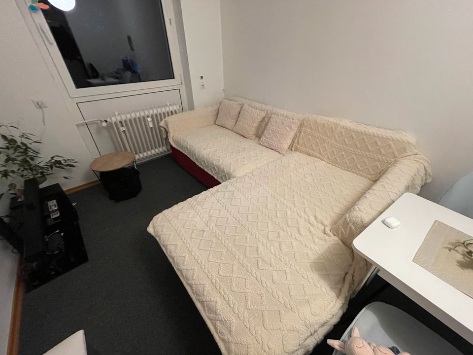 Couch / Sofa mit Schlaffunktion und Stauraum in Regensburg