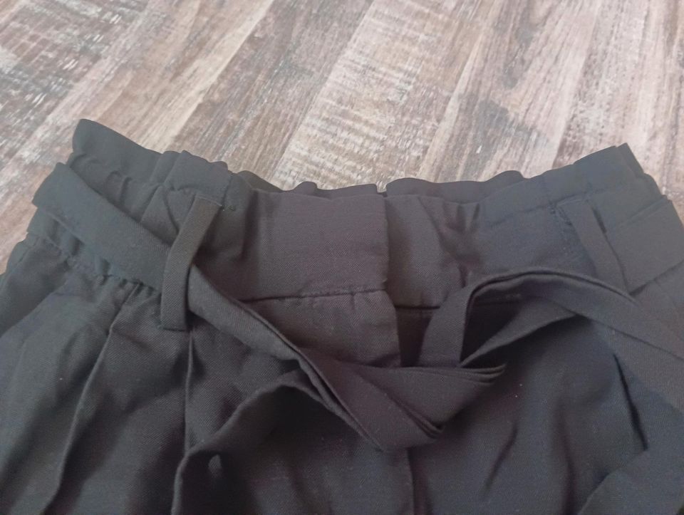 Shorts H&M Größe XS 34 schwarz kurze Hose zu in Reichertshofen