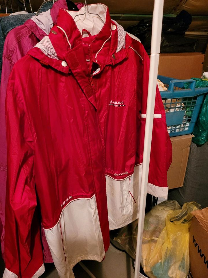 Regenjacke 48 rot/weiß in Bonn