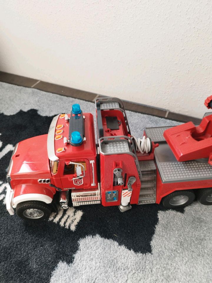 Großes Feuerwehr Auto Spielzeug in Voerde (Niederrhein)