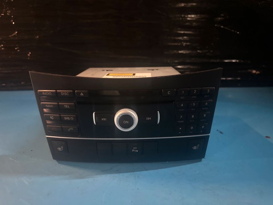 Radio Mercedes e klasse w207 w212 Navi Bluetooth A2129003708 in Bochum