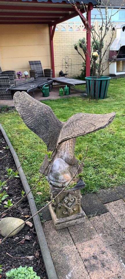 Skulptur, Großer Adler aus massiven Steinguss. in Mönchengladbach