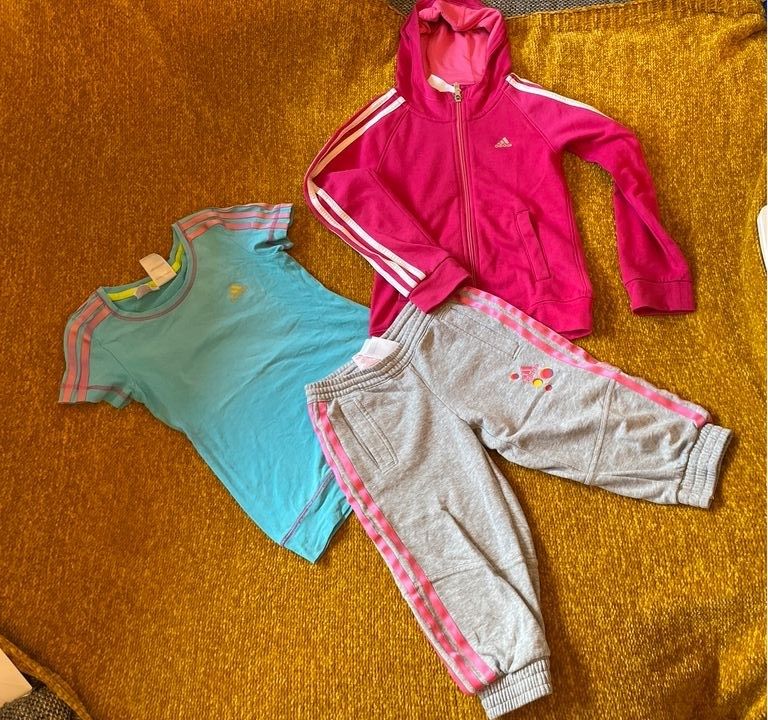 128 Set Adidas Jacke Jogginghose Hose Tshirt original Sport in Grevesmuehlen