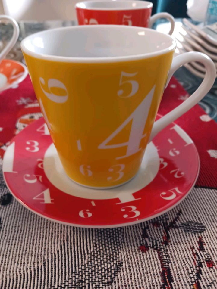 Sehr schön 10-teilig Kaffeegeschirr mit Ziffern/bunten Farben in Jüchen