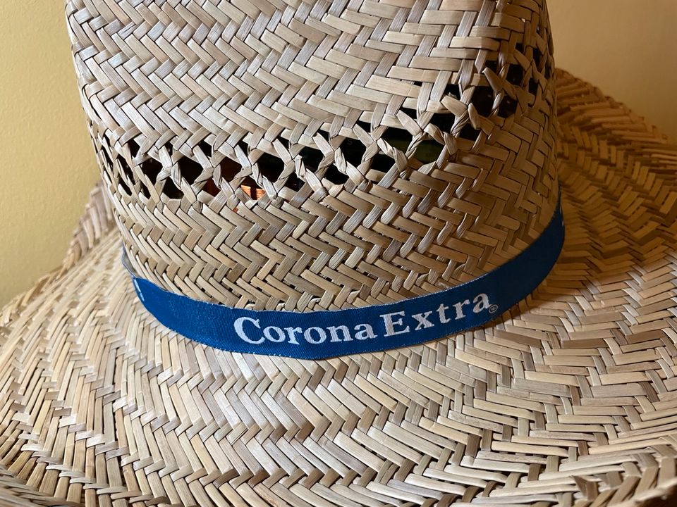 „Corona extra“ Stroh- Karneval Hut -Party-Hut -Cowboy in Köln