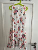 Kleid (Größe 140) mit Blumen von C&A sehr guter Zustand Rheinland-Pfalz - Rhens Vorschau