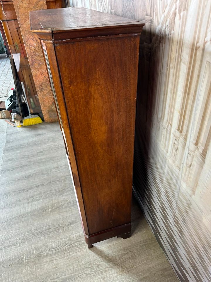 ANTIKER SCHRANK VITRINE UM 1900 MAHAGONI FURNIER VIERTÜRIG - Versand möglich 99 Euro - Wir sind für Sie da lokal in 86830 Schwabmünchen oder online ARTHOME24 in Schwabmünchen