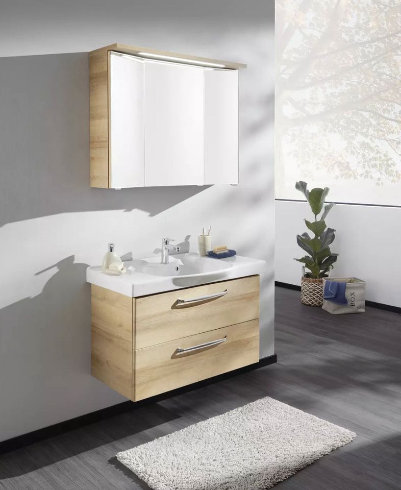 Badset mit Waschtisch, Waschbecken und Spiegelschrank in Bühl