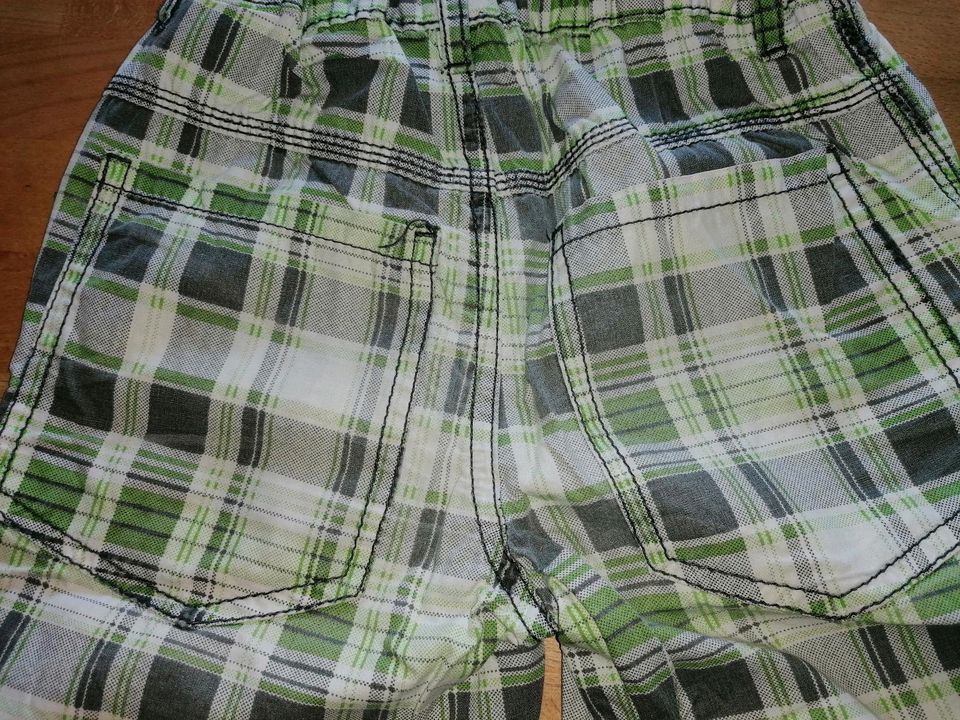 Hose kurz kurze Shorts Karo Gr. 116 grün wie neu in Beverungen