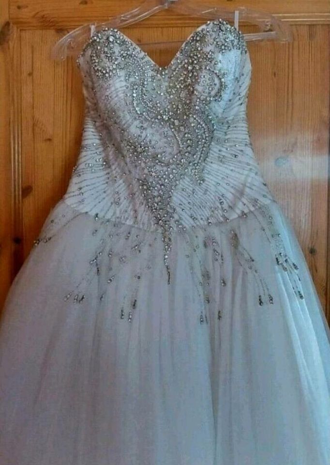 Brautkleid Hochzeitskleid Prinzessin ivory 38 M Schleier Reifrock in Klein Vielen