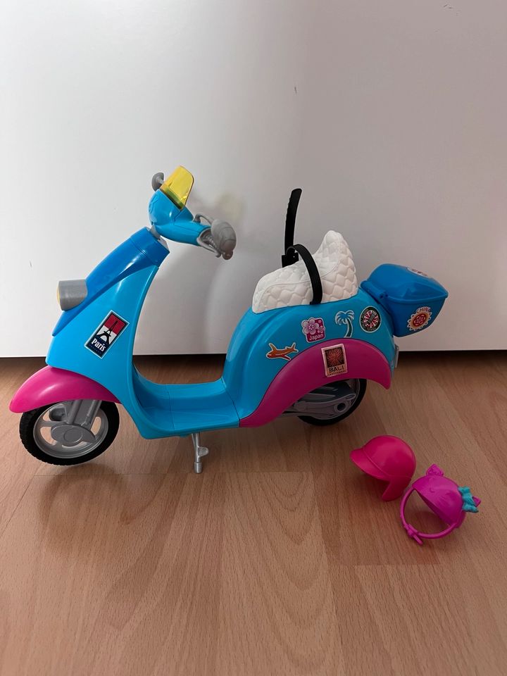 Barbie Puppen Roller mit 2 Helmen in Ravensburg