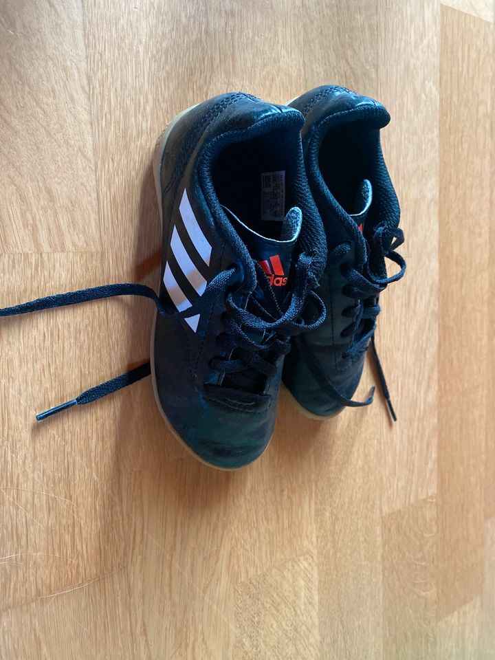 Adidas Schuhe Größe 30 in Mechernich