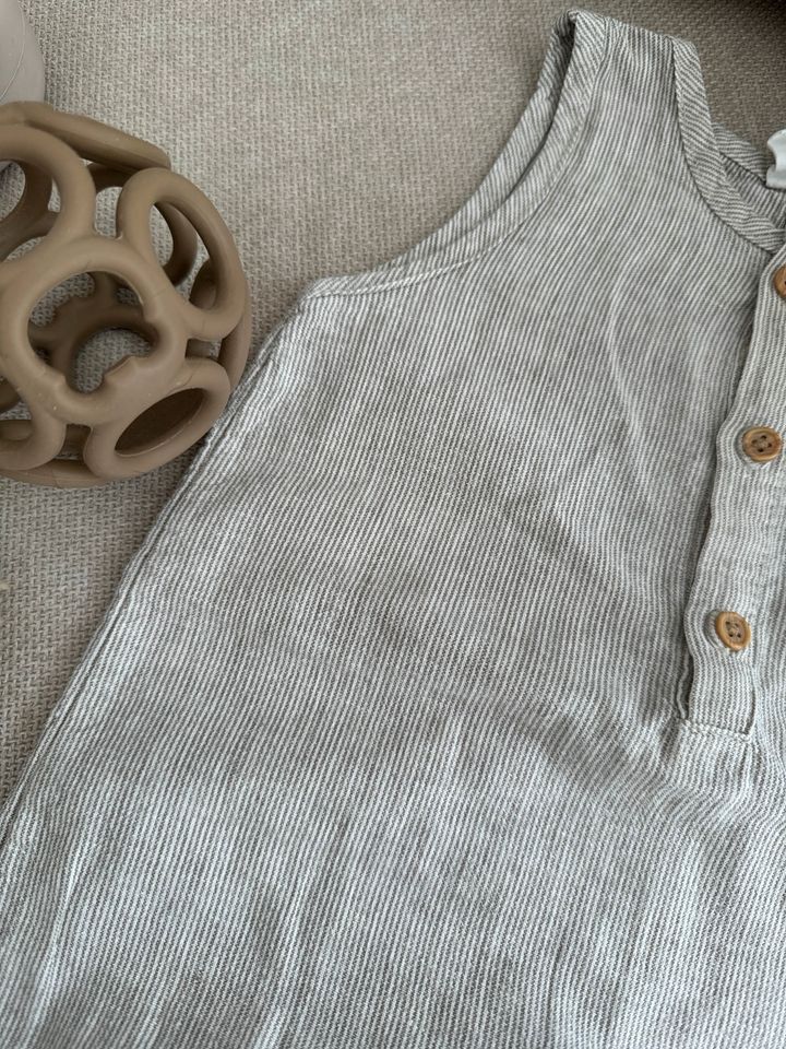 H&M Baby Latzhose Overall beige 80 neu in Tittling