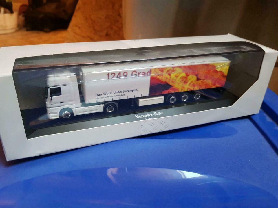 Mercedes Benz Actros mit Trailer Anhänger 1:87 herpa in Königsbach-Stein 