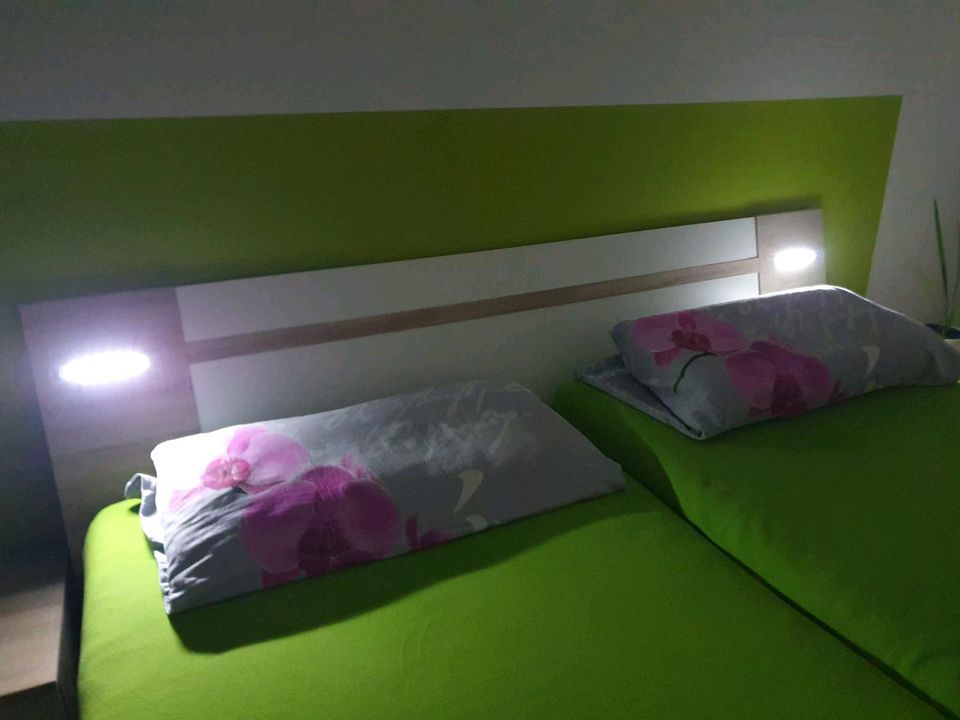Bett mit Nachtschränken in Leipzig