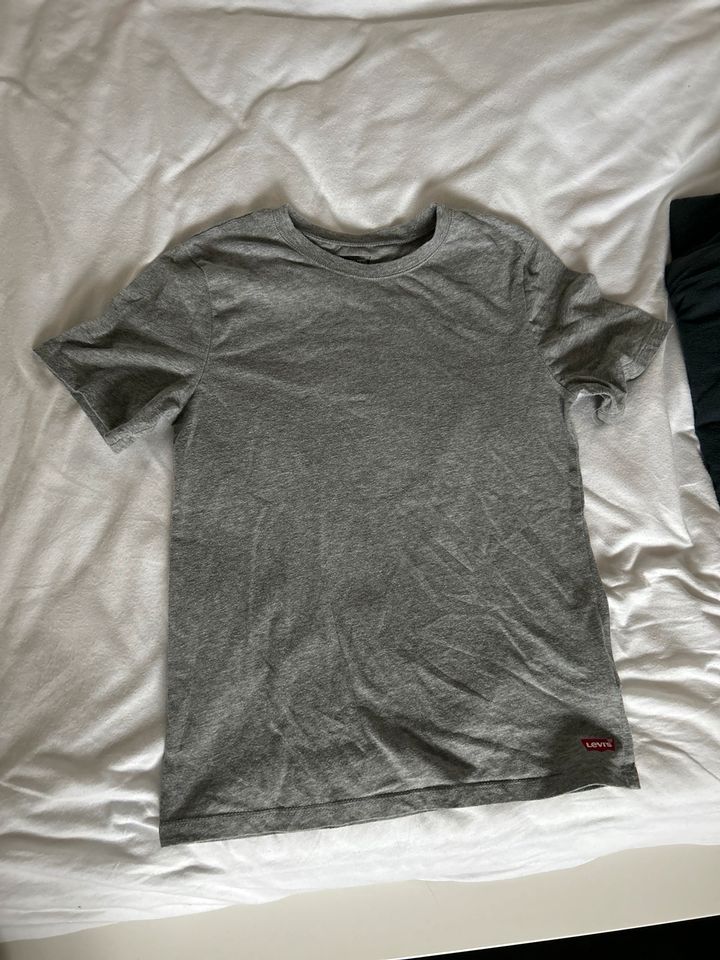 T-shirts von Levis in Pastetten