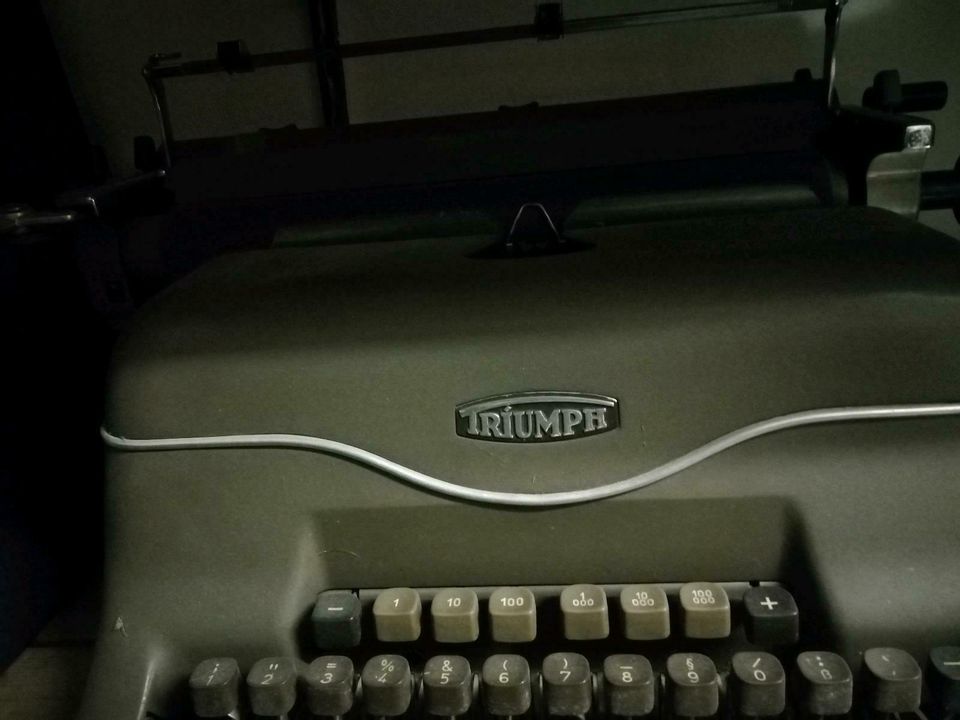 Retro Triumph Schreibmaschine in Ankum